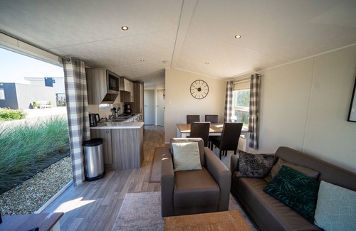 Municipality of Hellevoetsluis Chalet De Esquí | Chalet bien cuidado con terraza