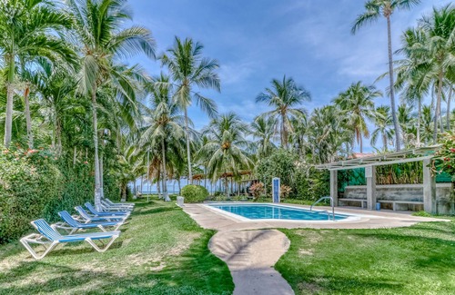 Puntarenas Apartamento | Villa bien situada en propiedad frente al mar con piscina y jardines compartidos.