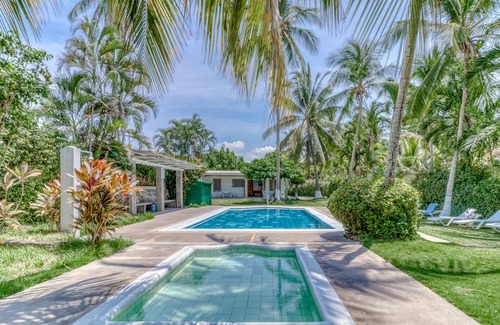 Puntarenas Apartamento | Villa bien situada en propiedad frente al mar con piscina y jardines compartidos.