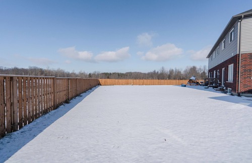 Welland Casa | Welland’s Modern & Stylish 3-Bedroom Townhouse Near Niagara Falls