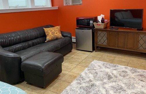 Wellesley Casa | Wellesley. 1 mi. Babson, Wellesley collge- sep entry, AC, full bath,mwave,fridge
