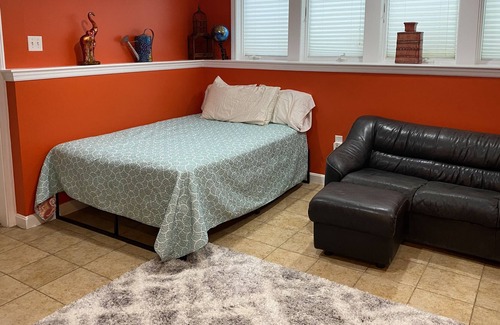 Wellesley Casa | Wellesley. 1 mi. Babson, Wellesley collge- sep entry, AC, full bath,mwave,fridge