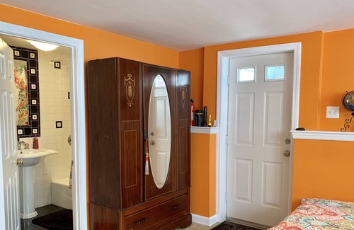 Wellesley Casa | Wellesley. 1 mi. Babson, Wellesley collge- sep entry, AC, full bath,mwave,fridge