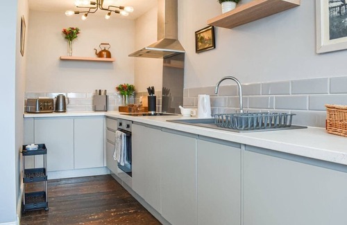 Old Town Hastings Casa | WELLESLEY’S RETREAT - Romantic luxury High Street apartment