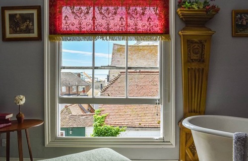 Old Town Hastings Casa | WELLESLEY’S RETREAT - Romantic luxury High Street apartment