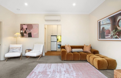 Kew East Casa | Wellness Escape: 1-Bed Home + Studio & Sauna