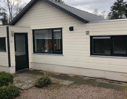 Municipality of Ermelo Chalet De Esquí | Wellness huisje Eekhoorn met Jacuzzi op de Veluwe