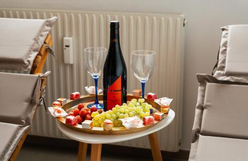 Graz City Centre Apartamento | Wellness Retreat for 2 with Private Sauna & Whirlpool - Free Parking, Quiet City Center by HERO HOMES