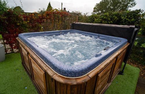 Overton-on-dee Casa | Welsh Cottage with Hot Tub - Jubilee House