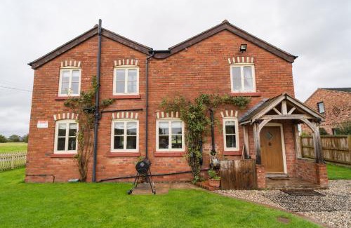Overton-on-dee Casa | Welsh Cottage with Hot Tub - Jubilee House