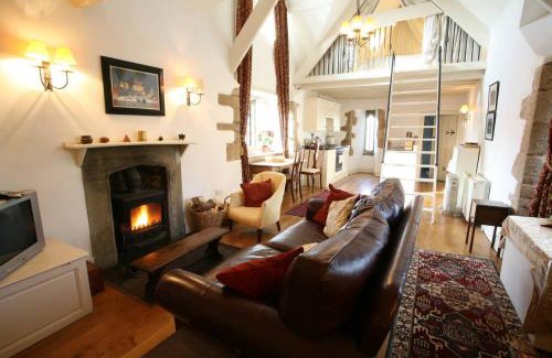 Mathern Casa | Welsh Gatehouse, Historic Castle which can cater for Electric Vehicle