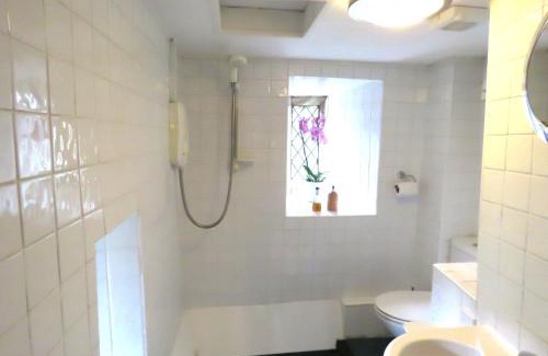 Mathern Casa | Welsh Gatehouse, Historic Castle which can cater for Electric Vehicle