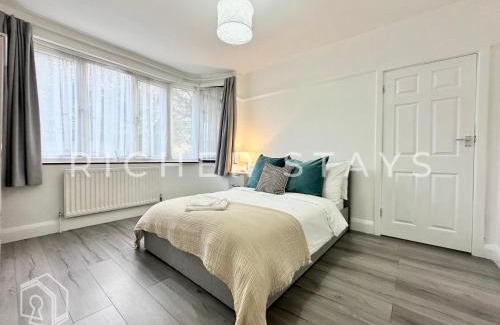 Alperton Casa | Wembley Large 4-Bedroom House, Driveway and Garden