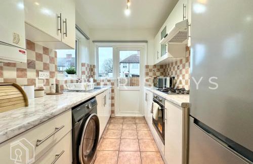 Alperton Casa | Wembley Large 4-Bedroom House, Driveway and Garden
