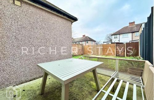 Alperton Casa | Wembley Large 4-Bedroom House, Driveway and Garden