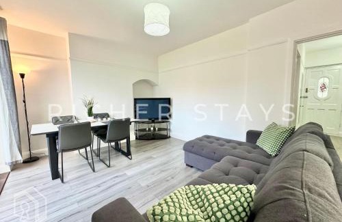 Alperton Casa | Wembley Large 4-Bedroom House, Driveway and Garden