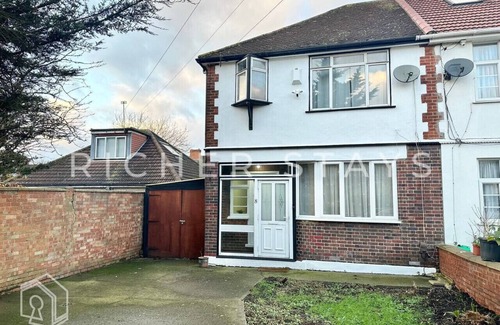 Alperton Casa | Wembley Large 4-Bedroom House | Driveway & Garden