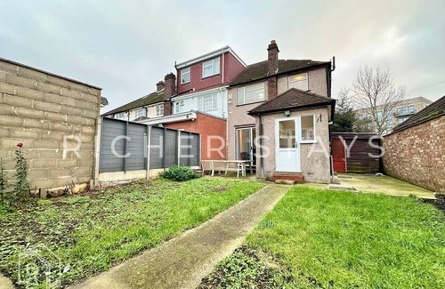 Alperton Casa | Wembley Large 4-Bedroom House | Driveway & Garden