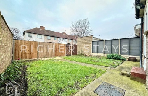 Alperton Casa | Wembley Large 4-Bedroom House | Driveway & Garden