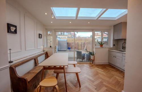 Alperton Casa | Wembley London lovely 6 bed House sleeps up to 14