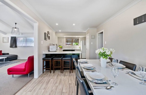 Two Mile Bay Cabaña | Wendy’s Bach - Taupo Holiday Home
