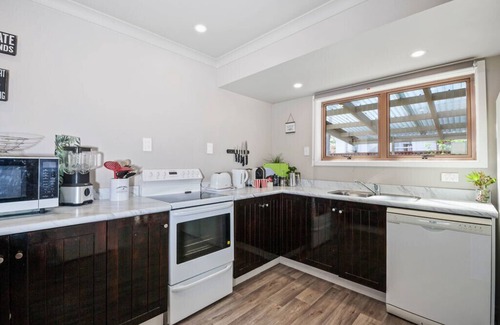 Two Mile Bay Cabaña | Wendy’s Bach - Taupo Holiday Home