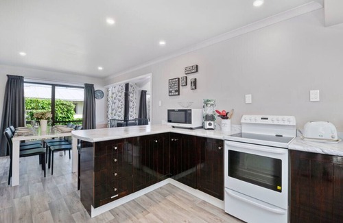 Two Mile Bay Cabaña | Wendy’s Bach - Taupo Holiday Home