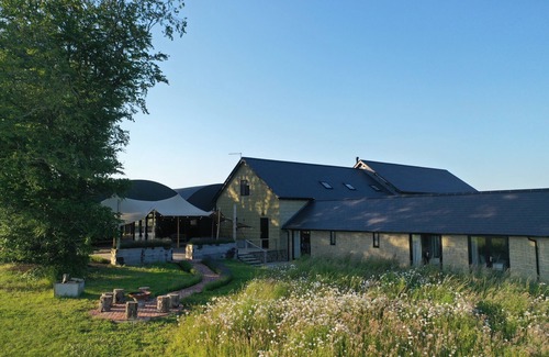 Fovant Casa | West Barn Lodge, Luxury Barn Conversion in South Wiltshire - Sleeps 18