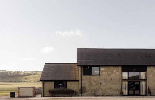 Fovant Casa | West Barn Lodge, Luxury Barn Conversion in South Wiltshire - Sleeps 18
