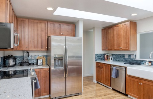 Oak Harbor Casa | West Beach Lookout by AvantStay | Walk to Beach