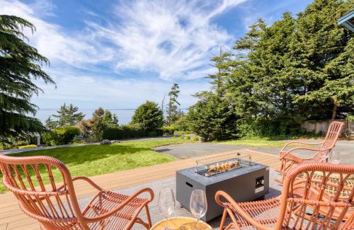 Oak Harbor Casa | West Beach Lookout by AvantStay Walk to Beach