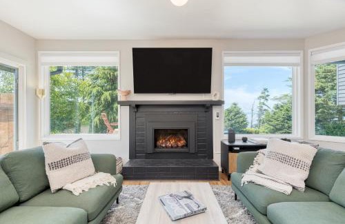 Oak Harbor Casa | West Beach Lookout by AvantStay Walk to Beach