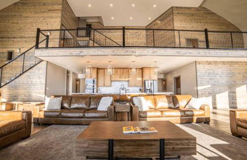 Ashton Casa | West Cabin- Yellowstone Family Retreat- Sled Hill