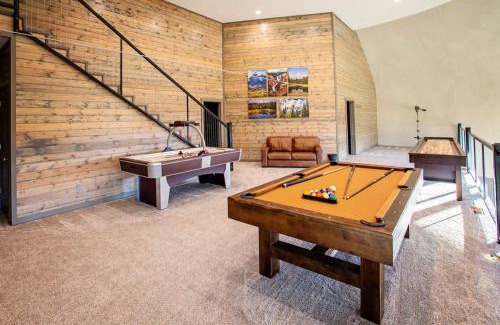 Ashton Casa | West Cabin- Yellowstone Family Retreat- Sled Hill