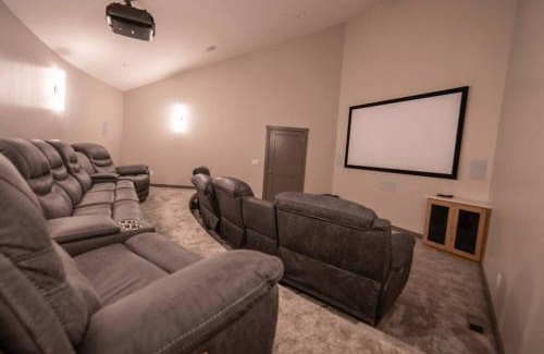 Ashton Casa | West Cabin- Yellowstone Family Retreat- Sled Hill
