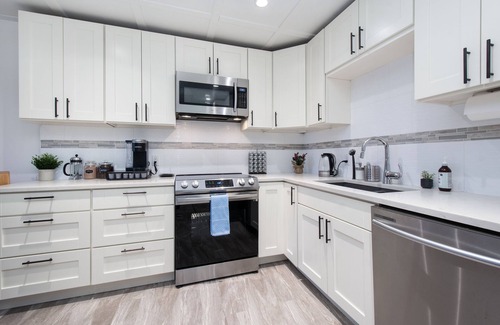 North Vancouver Casa | West Coast 3 Bedroom Garden Suite