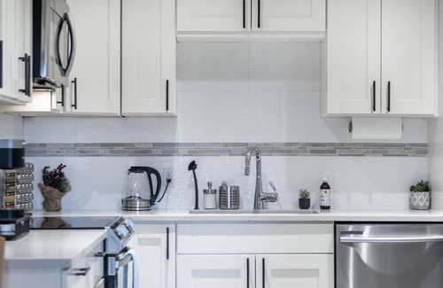 North Vancouver Casa | West Coast 3 Bedroom Garden Suite