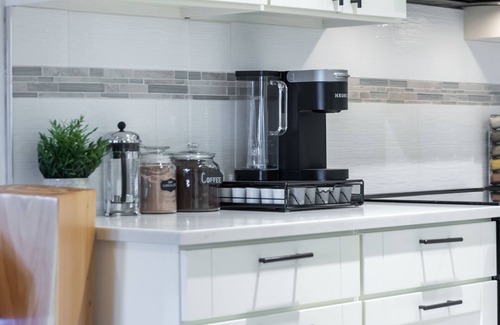 North Vancouver Casa | West Coast 3 Bedroom Garden Suite
