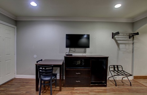 Santa Ana Casa | West Coast Inn - Near Gem Theatre