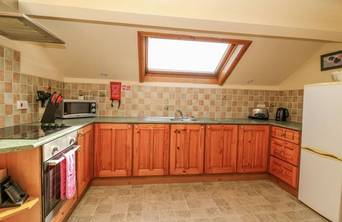 West Heslerton Casa | WEST COTTAGE, pet friendly, with a garden in Rillington