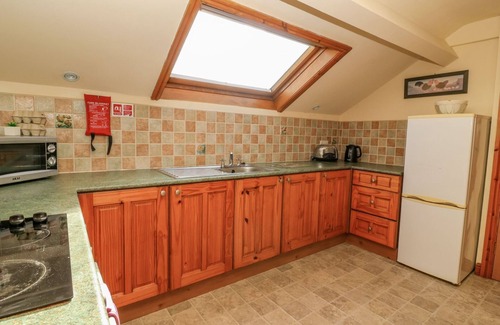 West Heslerton Casa | WEST COTTAGE, pet friendly, with a garden in Rillington