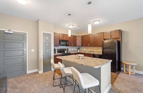 West Des Moines Apartamento | West Des Moines- Garage Gym Pool Jordan Creek