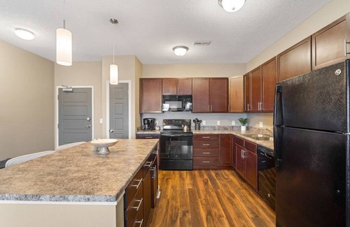 West Des Moines Apartamento | West Des Moines- Garage Gym Pool Jordan Creek