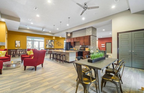 West Des Moines Apartamento | West Des Moines- Garage Gym Pool Jordan Creek