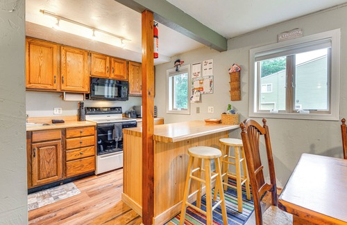 West Dover Casa | West Dover Townhome: Hot Tub, 2 Mi to Mount Snow!