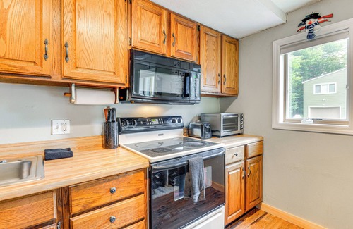 West Dover Casa | West Dover Townhome: Hot Tub, 2 Mi to Mount Snow!