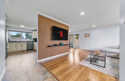 West Edmonton Casa | West End Gem – Sleep 6 -full house -Steps to WEM & Misericordia