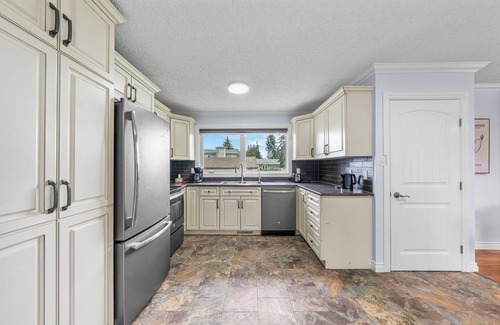 West Edmonton Casa | West End Gem – Sleep 6 -full house -Steps to WEM & Misericordia