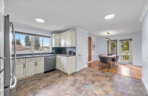 West Edmonton Casa | West End Gem – Sleep 6 -full house -Steps to WEM & Misericordia