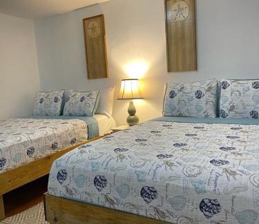 Half Moon Bay Apartamento | West End Inn Beachfront Triple Room in West End